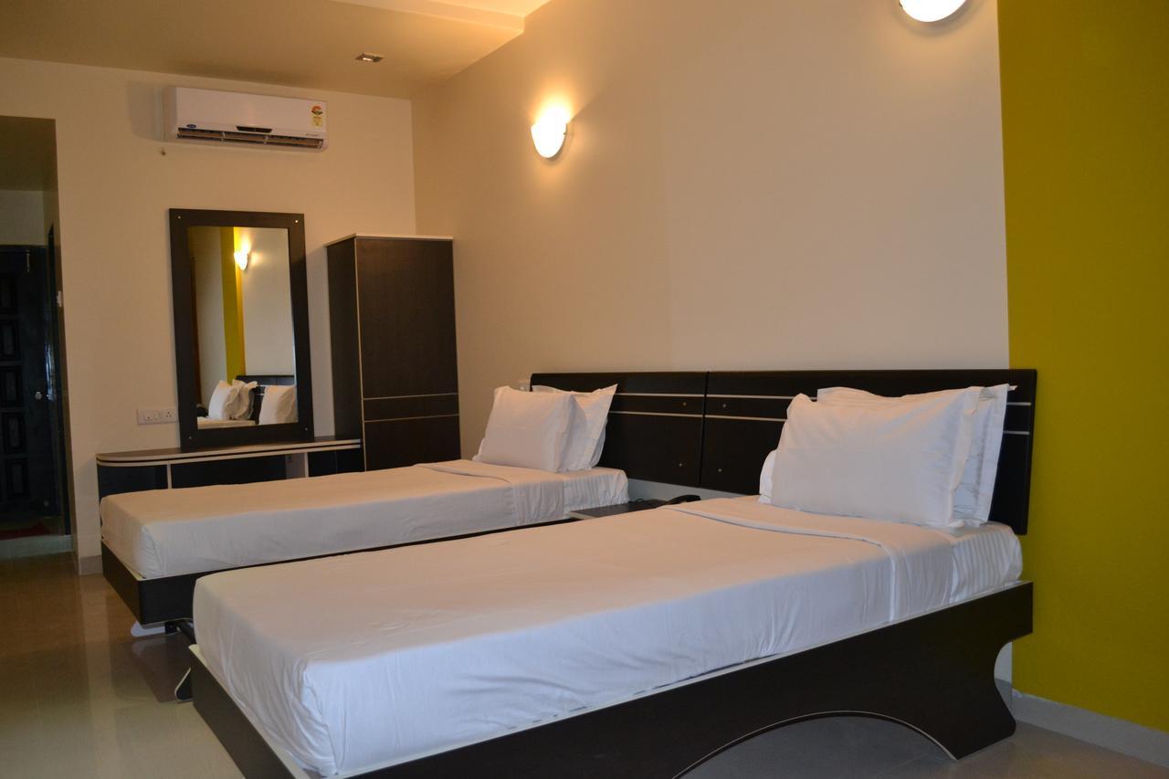 Hotel Embassy International Lātūr Zewnętrze zdjęcie